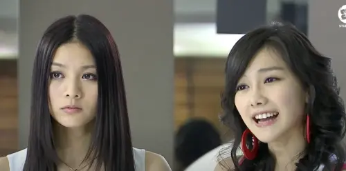 ▲吳亞馨（左）在《害派甜心》中飾演校花莫莉，右為邵庭。（圖／翻攝自YouTube Studio886 - Taiwanese & Chinese | Dramas and Shows）