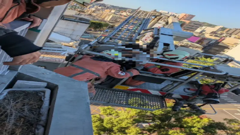 ▲新竹晶品城驚見婦人吊於九樓圍牆，警消急救援。（圖／翻攝畫面）