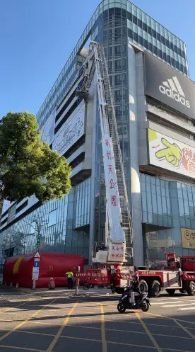 ▲警消出動雲梯車救援。（圖／翻攝畫面）