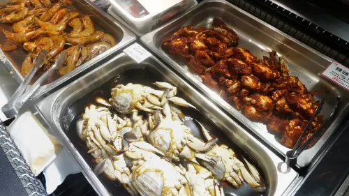 ▲韓國奉船長醬蟹,經典韓國下酒菜,嚴選肥美公螃蟹,以秘製韓式醬油醃漬入味,是經典白飯殺手!