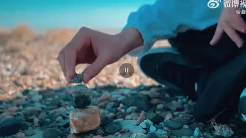 ▲居來提在MV中疊石頭，悼念于朦朧。（圖／翻攝自居來提微博@居錸提JK）