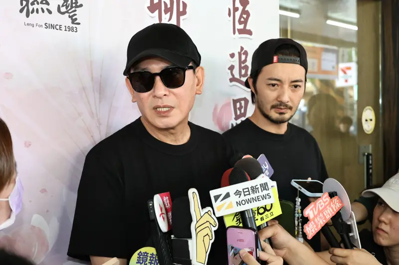 ▲藝人顏正國本月7日過世，演員王識賢（左）及古斌（右）今（8）日現身其靈堂，王識賢哽咽談他生前模樣，「很拚的一個人，在拍戲現場永遠都是精神最好的那一個！」（圖／記者嚴俊強攝影）