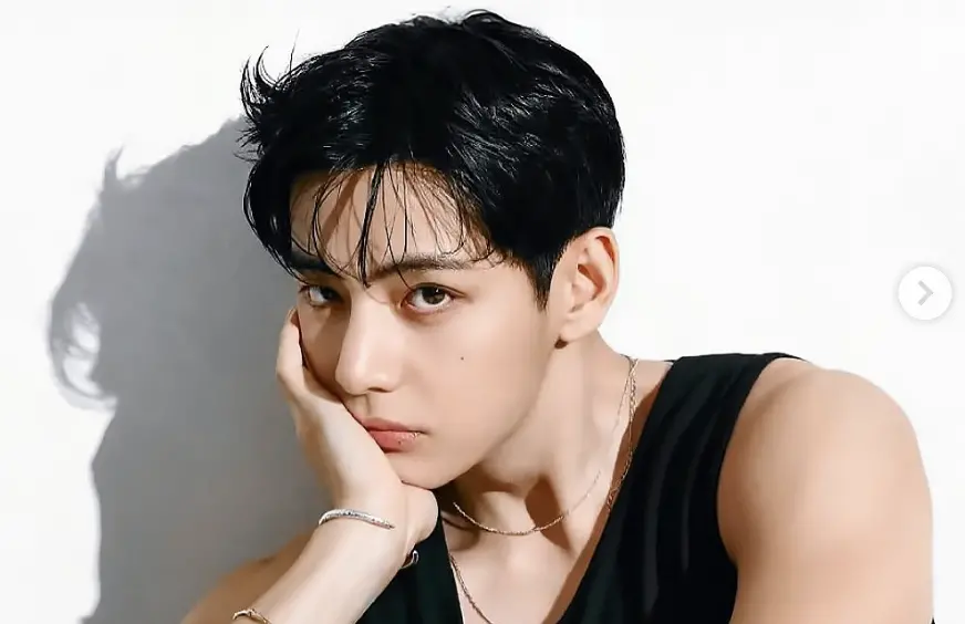 ▲BTS V（如圖）7日從巴黎回韓國，出機場時才誇粉絲秩序好，不料下秒就被包圍，變臉畫面在網上流傳，同天晚上師弟團TXT成員崔秀彬，也在中國被大批私生飯包圍罕見動怒。（圖／翻攝自IG thv）