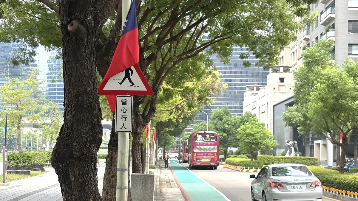 ▲台中市府會園道上的國旗，半遮住道路標誌。（圖／記者顏幸如攝，2025.10.09）