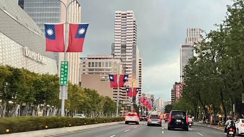 ▲陳俞融出示忠孝東路的街景會面,要求盧秀燕「不會掛國旗就學學台北」。(圖/陳俞融提供,2025.10.09)