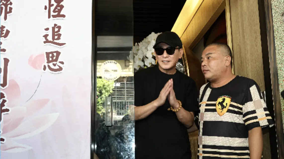 ▲顏正國靈堂原訂今（9）日中午開放，不過《NOWNEWS今日新聞》記者詢問現場工作人員靈堂進度，截至下午1時尚未佈置完成，正式開放時間仍有待確認。（圖／記者嚴俊強攝影）