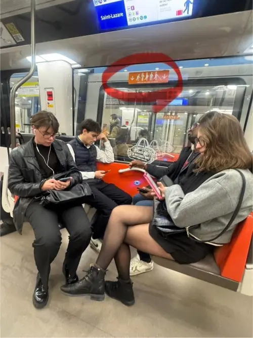 ▲巴黎地鐵14號線列車上優先席，是年輕人與上班族。（圖／翻攝自法國生活日記）