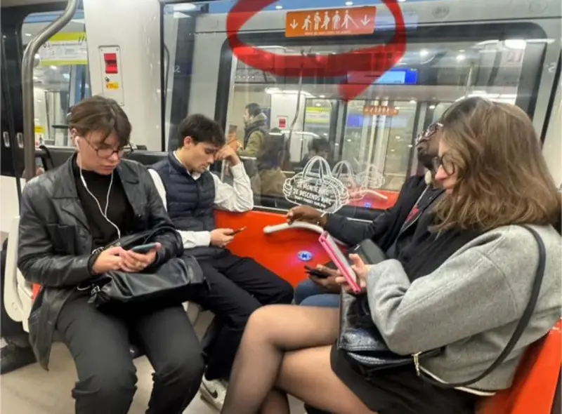 ▲巴黎地鐵14號線列車上優先席，是年輕人與上班族。（圖／翻攝自法國生活日記）
