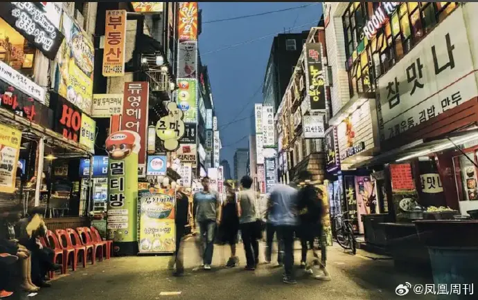 ▲中國媒體《鳳凰週刊》發文，帶風向「國慶去韓國的人後悔了嗎」，批評韓國消費高、環境與網路影片相差甚遠，引發網友反嗆。（圖／翻攝自微博）
