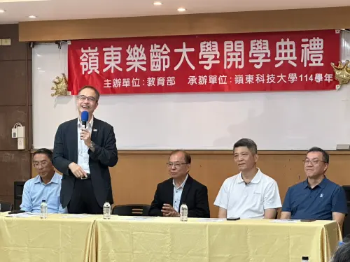 ▲嶺東科大陳仁龍校長致詞鼓勵與肯定樂齡學員終身學習精神。（圖／嶺東科大提供）