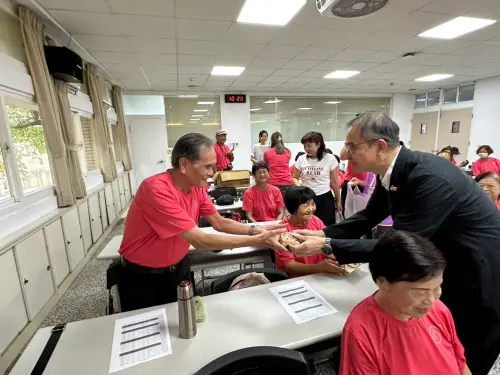 ▲陳仁龍校長分享樂齡學員「樂米稻虎咬豬」特色美食，長輩們樂開懷。（圖／嶺東科大提供）