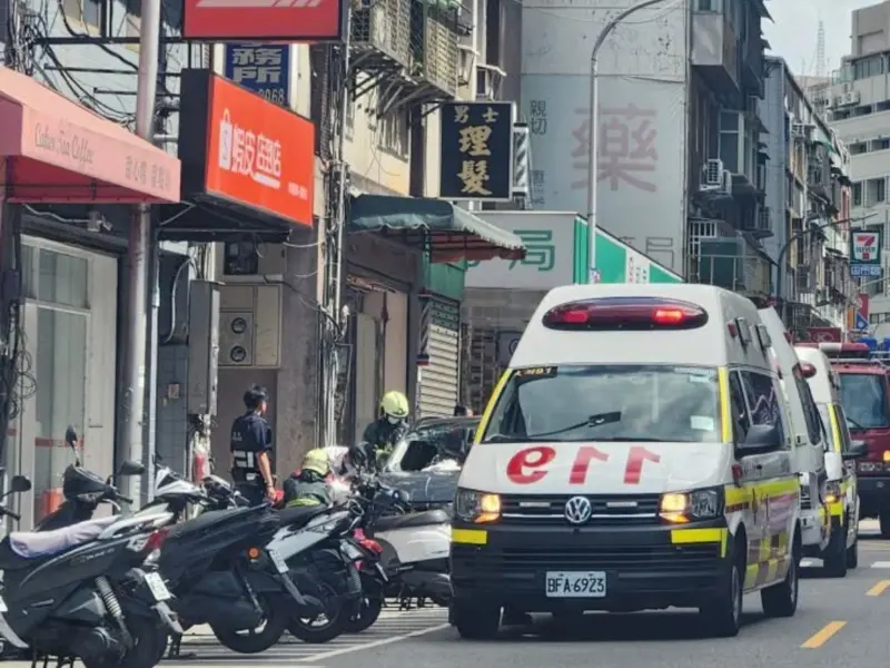▲台北市內湖區今天（9日）上午發生墜樓案，路邊停放的小客車衰被波及。（圖／翻攝自我是內湖人臉書）
