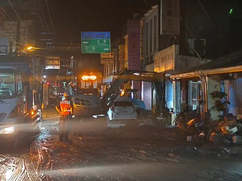 Construction workers clear debris in Guangfu. (TCN photo)