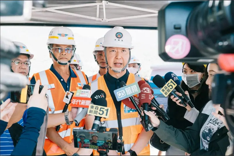▲今（9日）交通部長陳世凱再度親赴光復現場，宣布涵管便道施工進度大幅超前，原訂10月15日完工，現確定可提前至10月10日下午15時通車。（圖／交通部提供）
