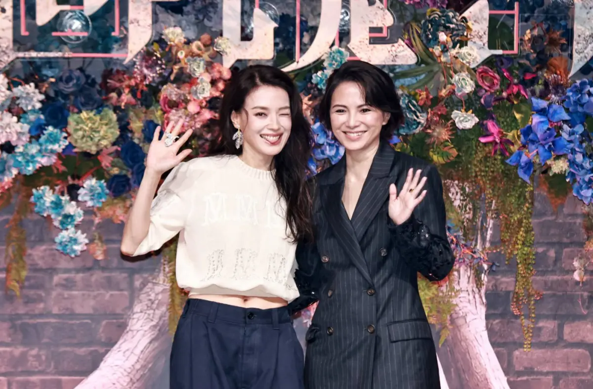 ▲舒淇（左）與李心潔（右）合演的Netflix影集《回魂計》今（9）日上線。舒淇透露為戲哭到老花眼，記者會上她一時國語不輪轉，「柔弱」講成「螺肉」，李心潔則被爆上廁所都在角色內。（圖／記者吳翊緁攝）