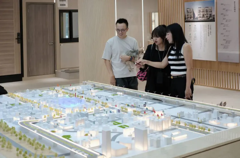 ▲格睿松花苑目前已取得建照，預計2027年第一季完工，接待中心同步開放賞屋，連假裡吸引不少人洽詢。（圖／業者提供）