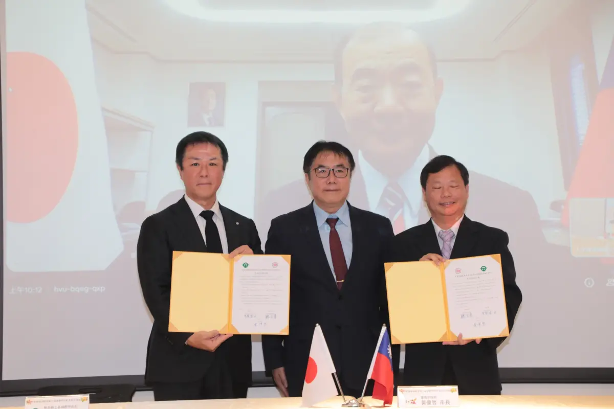 ▲ 在台南市長黃偉哲見證，由安南區長魏文貴(右)與甲佐町長甲斐高士(左)代表簽署協定。（圖／南市府提供）