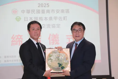 ▲台南市長黃偉哲致贈蘭花盤予甲佐町長甲斐高士。（圖／南市府提供）