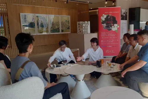 ▲格睿松花苑邀請秋山堂專業茶藝師，演繹花壇鄉農會的茉莉系列茶品，傳遞品味與美.（圖／業者提供）