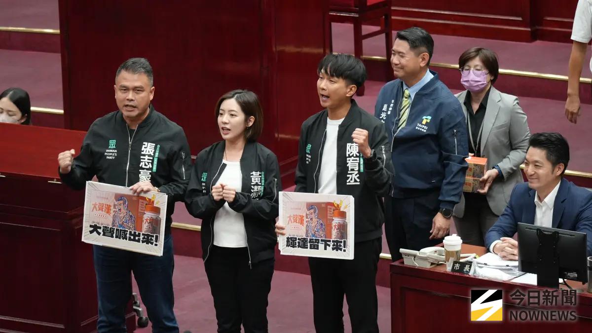 ▲民眾黨北市議會黨團送館長「大聲漢」給台北市長蔣萬安。（圖／記者呂炯昌攝，2025.10.09）