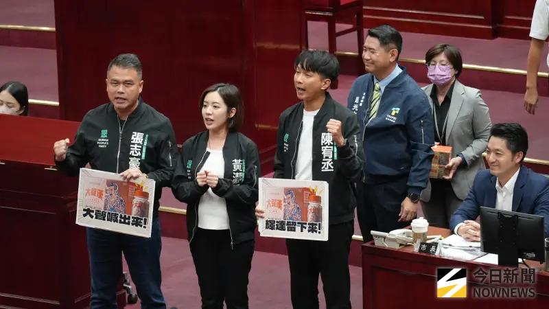 ▲民眾黨北市議會黨團送館長「大聲漢」給台北市長蔣萬安。（圖／記者呂炯昌攝，2025.10.09）