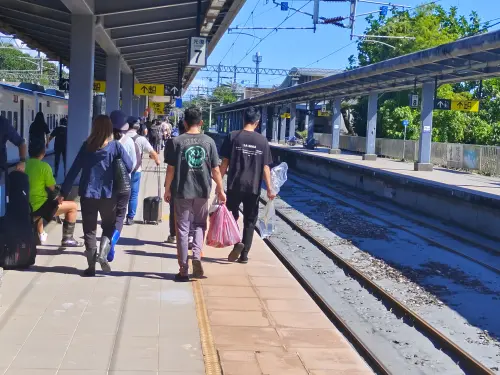 "Shovel heroes" at Guangfu station. (Photo: TCN)