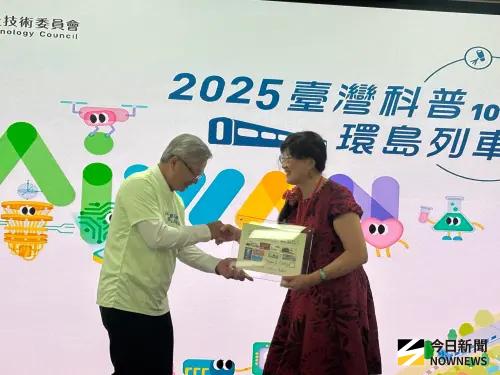 ▲國科會主委吳成文致贈感謝狀給台師大名譽教授邱美虹。（圖／記者李青縈攝）