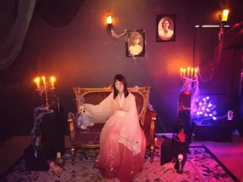 ▲為期24天的展覽以「夜光時空」為主軸，結合夜光特效與沉浸式劇情設計打造四大展區。（圖／業者提供）