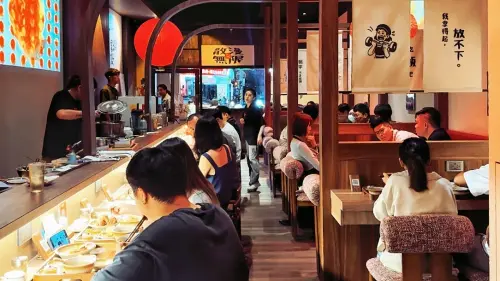 ▲晚餐時間剛到，店內已座無虛席，搭配老闆的巧思裝潢，氛圍感拉滿。（圖／業者提供）