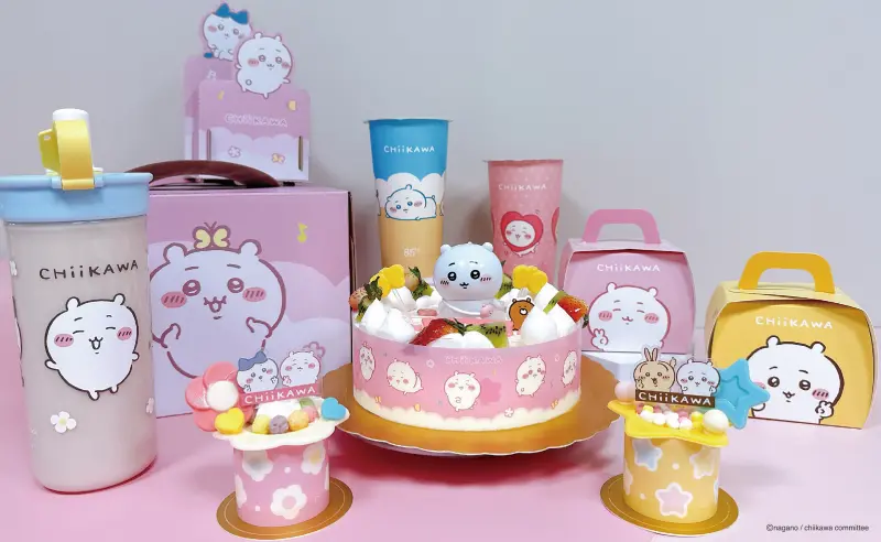 ▲85度C聯名「吉伊卡哇chiikawa」蛋糕「免費送公仔」、Locknlock樂扣吸管環保杯，最便宜78元起10月16日開搶，紙杯、蛋糕盒置物架等周邊一次看。亞尼克「厄瓜多爾黑巧克力」甜點開吃。（圖／85度C提供）