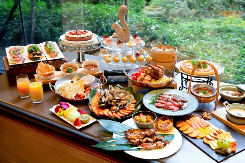 ▲台北萬豪酒店推出線上旅展，最受人注目的是今天中午12:00將限量推出吃到飽券買一送一，限量僅有50組。（圖／台北萬豪提供）