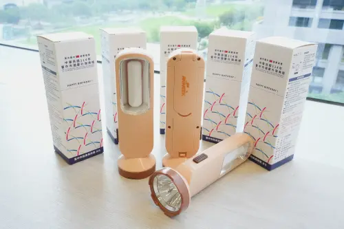 ▲台中國慶升旗6點30分在台灣大道市政大樓府前廣場舉行，現場發放5,000份「三用照明檯燈」及小國旗。（圖／台中市民政局提供）