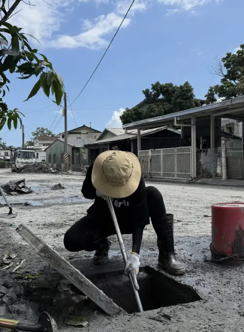 ▲泱泱在災區拿著鏟子埋頭狂挖泥巴。（圖／泱泱IG@lynnwu0219）