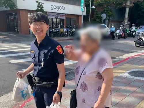 獨居8旬婦扛重物累壞⋯霸氣警「秒做1舉動」帥爆！超暖背影全被拍
