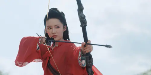 ▲李沁在《一笑隨歌》中飾演紅衣女將，告白陳哲遠大放閃光彈。（圖／翻攝自愛奇藝）