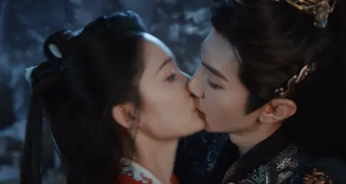 ▲李沁在《一笑隨歌》中飾演紅衣女將，告白陳哲遠大放閃光彈。（圖／翻攝自愛奇藝）