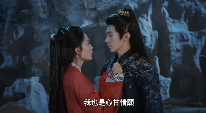 ▲李沁（左）在《一笑隨歌》中飾演紅衣女將，揪著陳哲遠的衣領霸氣告白：「誰讓我早就看上你。」大放閃光彈。（圖／翻攝自愛奇藝）