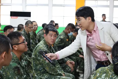 ▲官兵分享近期情緒困擾，由心理師林昱齊晤談解決問題。（圖／記者莊全成翻攝）