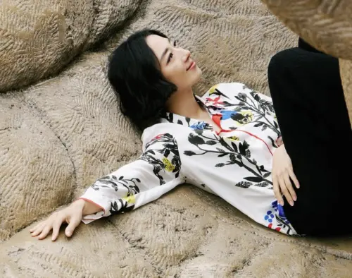 ▲桂綸鎂出席巴黎時裝周的造型讓人一言難盡。（圖／桂綸鎂IG@lunmei）