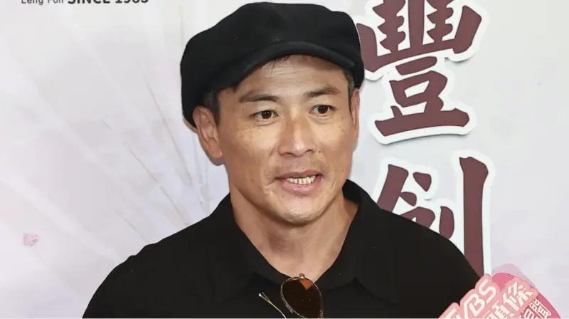 ▲資深演員顏正國因肺腺癌病逝，好友演員江宏恩（如圖）今（9）日稍早現身靈堂致意，2人2016年合作戲劇《海豬仔》便熟識，正是他出獄後回歸之作，「他就是浪子回頭的代表，一直想彌補家人、對家庭有更多付出。」（圖／記者嚴俊強、葉政勳攝影）