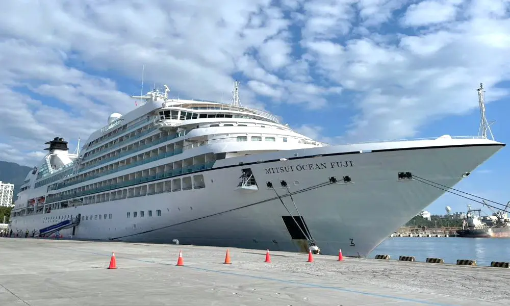 ▲日本三井海洋郵輪公司所屬海洋富士號(MITSUI OCEAN FUJI)郵輪首航花蓮港。(圖／花蓮港務分公司提供)