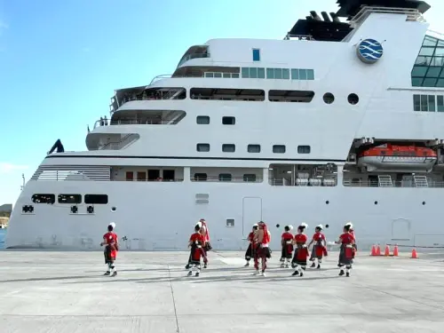 ▲台灣港務公司花蓮港務分公司安排原住民迎賓舞蹈表演，熱情歡迎海洋富士號(MITSUI OCEAN FUJI)郵輪旅客。(圖／花蓮港務分公司提供)