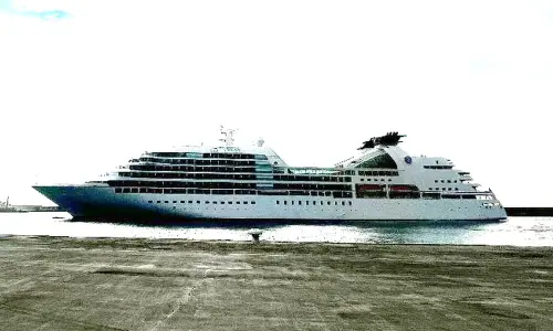 ▲日本三井海洋郵輪公司所屬海洋富士號(MITSUI OCEAN FUJI)郵輪首航花蓮港後，該郵輪將繼續航行至日本宮古島。(圖／花蓮港務分公司提供)