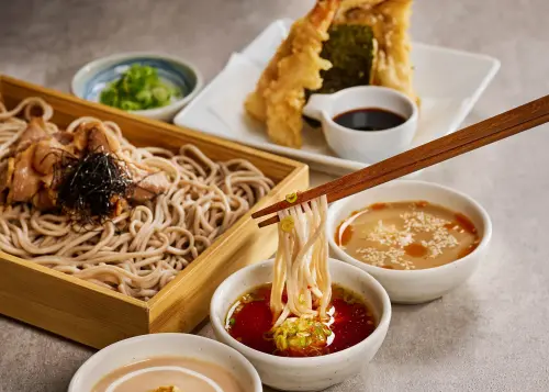 ▲金子半之助以蕎麥麵搭配天婦羅開吃「三彩蕎麥沾麵」。（圖／香繼光提供）