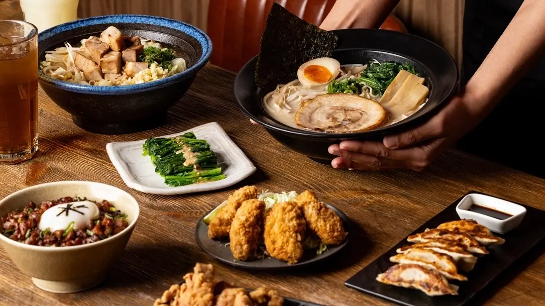 ▲雙十國慶連假，樂麵屋10月10日汐止遠雄店開幕「豚骨拉麵10元」。全台門市秀身分證姓名對中「秋」字，加購「田園交響曲醬油拉麵」99元；消費滿額可抽獎「整桌免費」三大優惠。金子半之助開吃三彩蕎麥沾麵。（圖／樂麵屋提供）