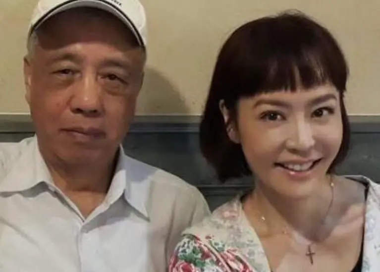 ▲唐玲（右）昨日發文哀悼顏正國，更透露爸爸（左）也是因罹肺腺癌病逝的，從確診到過世只有2個月時間，她也提到爸爸生前乾咳長達10年，或許這就是警訊。（圖／唐玲Linh Linh臉書）