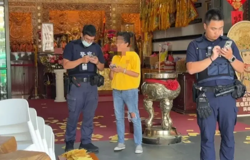 ▲高市孫姓女代書日前墜樓身亡，家屬昨指控死者生前遭鳳山區紫靈宮和房產代銷業者聯手詐騙1.6億元，昨天廟方遭撒冥紙洩憤後報警處理。（圖／讀者提供）