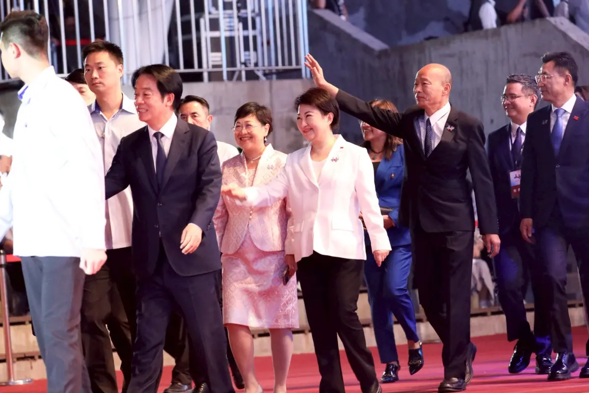 ▲國慶晚會開幕！賴清德、盧秀燕、韓國瑜進場齊唱國歌　互動引關。（圖／台中市政府提供，2025.10.09）
