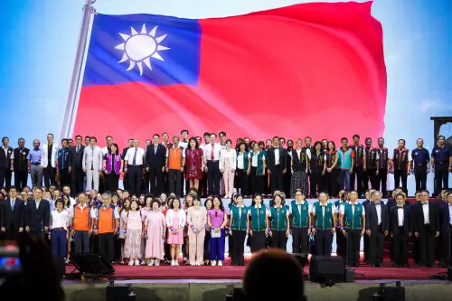 ▲20個工商團體、超過200位工商領袖、從業人員領唱國歌。（圖／台中市政府提供，2025.10.09）