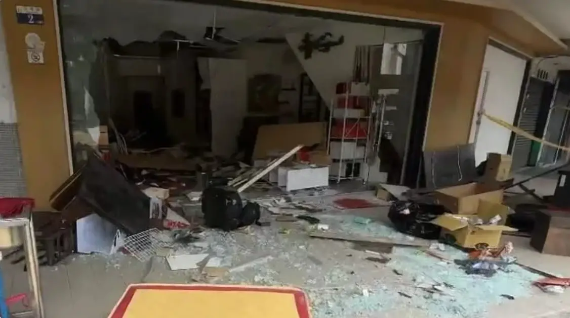 ▲台中市劉姓男子駕駛BMW轎車，撞進西區五權西路一間茶行，住在一樓的八旬李姓婦人被撞斷腰部身亡。（圖／翻攝畫面）